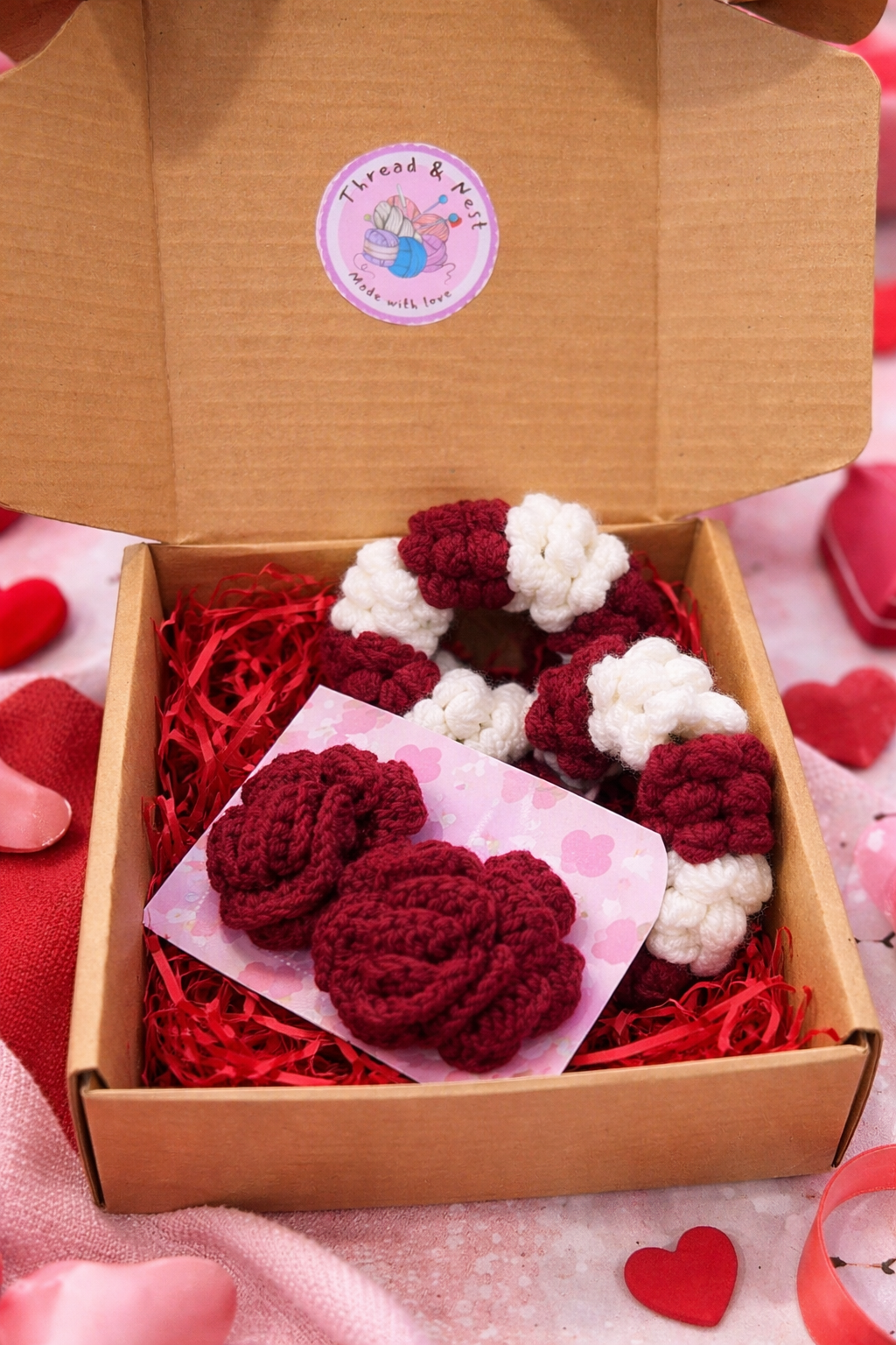 Red & White Gajra & Clip Gift Box